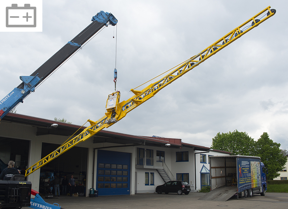 Yosh ayol uchlik qilishga urinmoqda